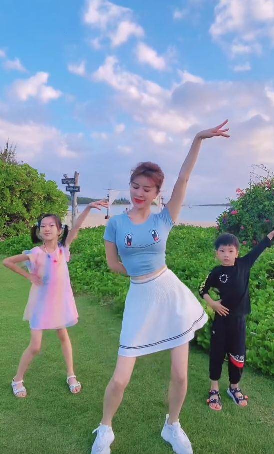 46岁金巧巧带俩孩子跳舞!