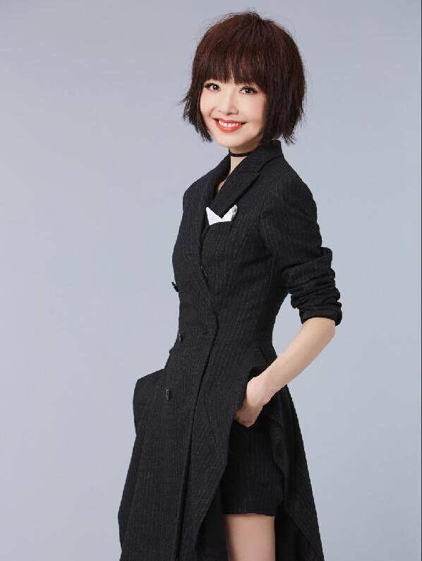 快50岁的鲁豫,还是小方脸的她就换了个发型,年轻像20几岁小姑娘_短发