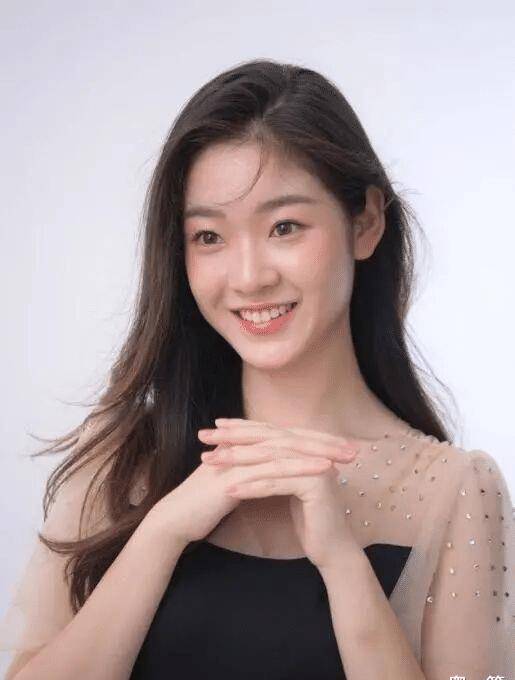 22岁的广州演员何文茵,即将完成学业,但不再是大家熟识的康枝子_康天