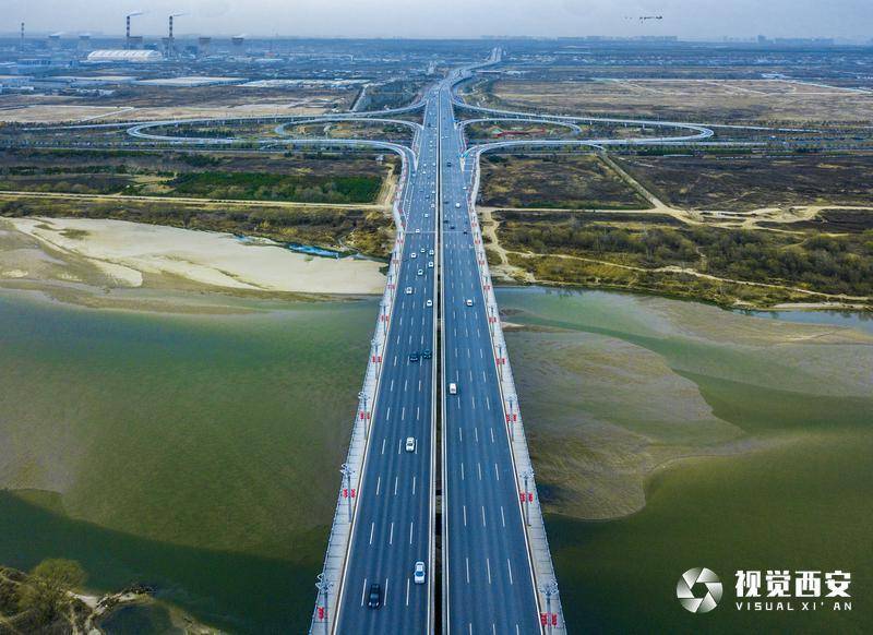 无人机视角下:西安北跨路桥_正阳_渭河_新城