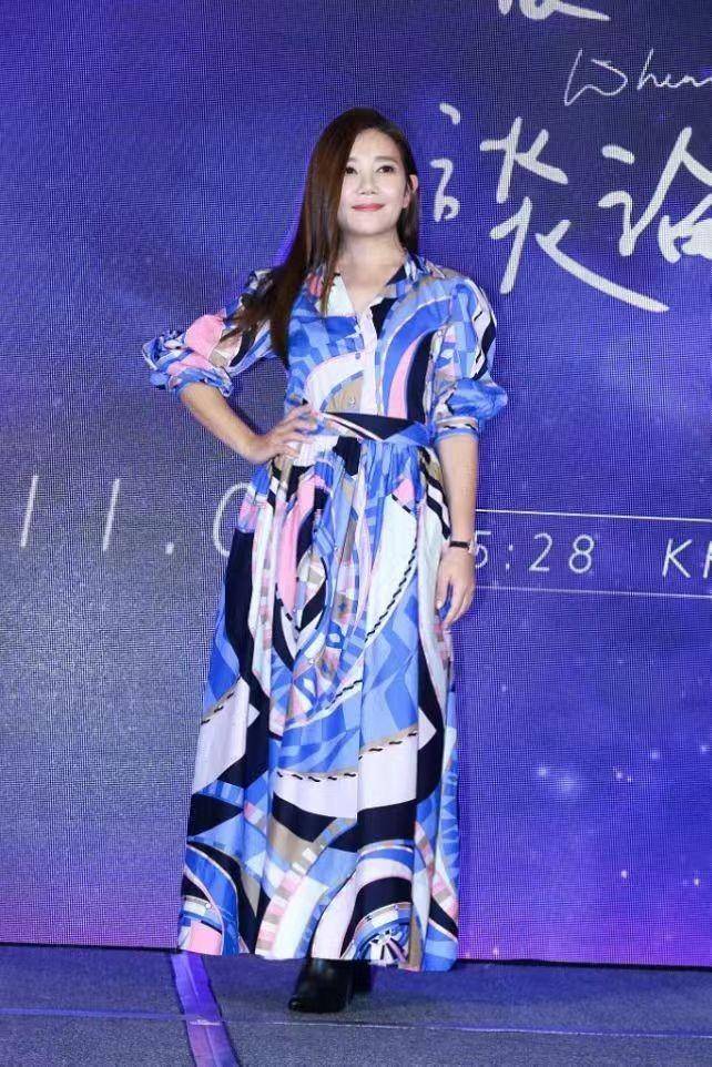 出镜造型:身材发福审美下降,长裙不可取离婚后的梁静茹身材也微微发福