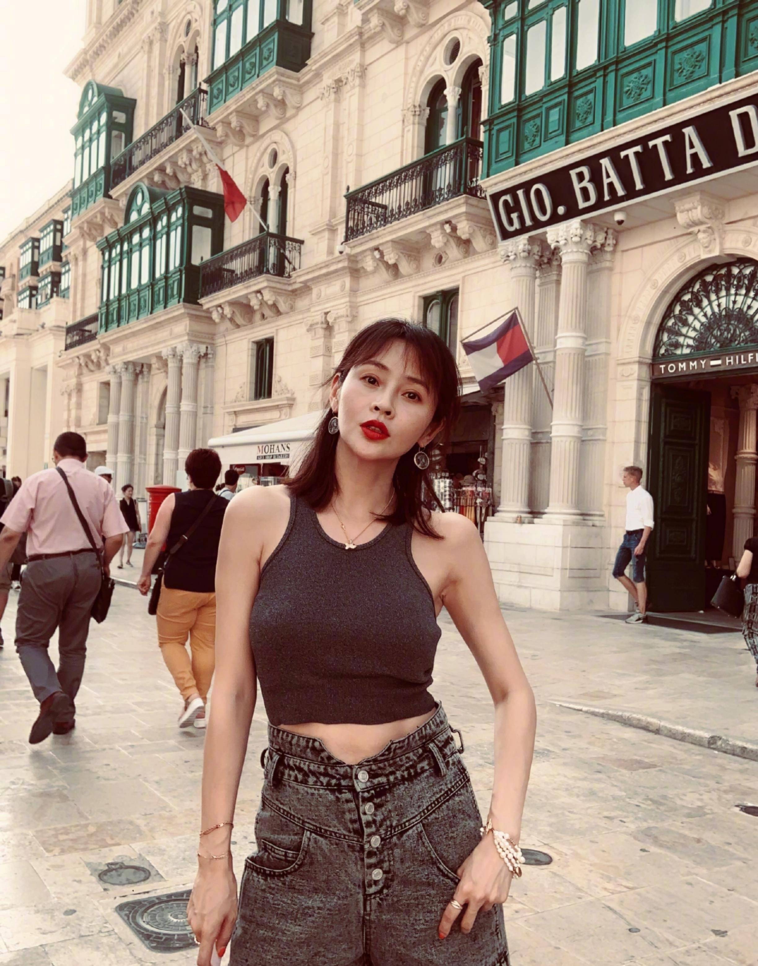 40岁于明加保养有道,身材纤细有肉感,穿衣打扮年轻时髦不失气质