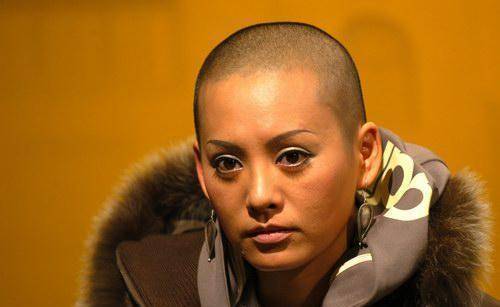 宁静雪中熏肉7万人围观,曾暴男导演狂怼赵丽颖,剃光头进男厕_节目