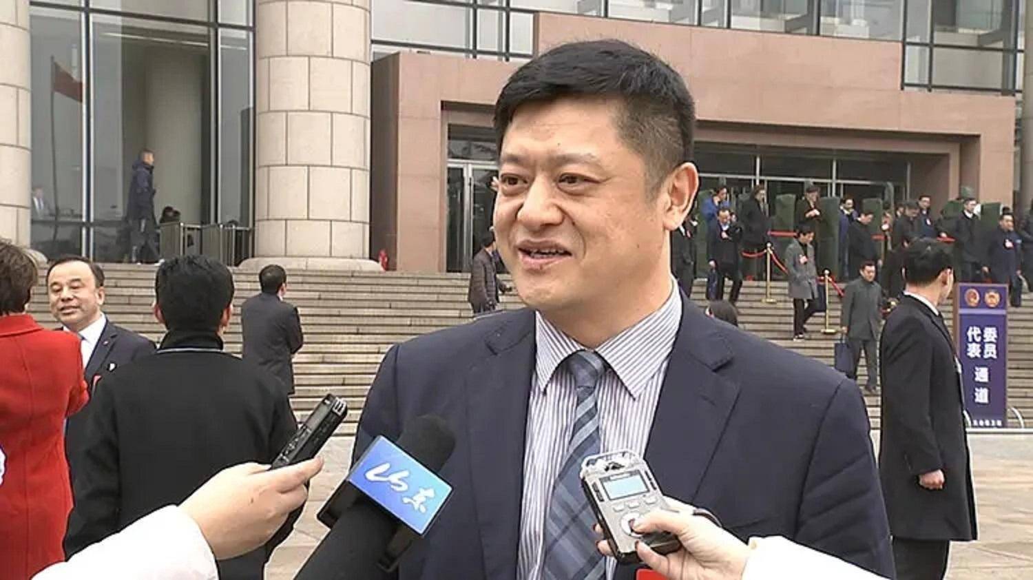 然后,李晓亮犹如坐了火箭,一路提拔为山东华泰纸业股份有限公司副总