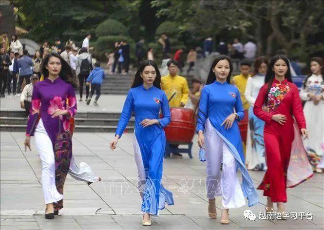 越南河内上百女大学生身穿奥黛 街头走秀光芒四射_表演_节目_活动