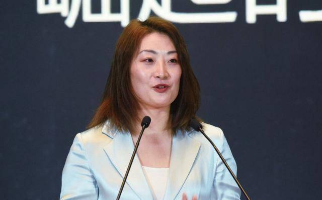 40岁宗馥莉远赴美国隐婚生子,父亲却在网上求婚,娃哈哈要做什么?