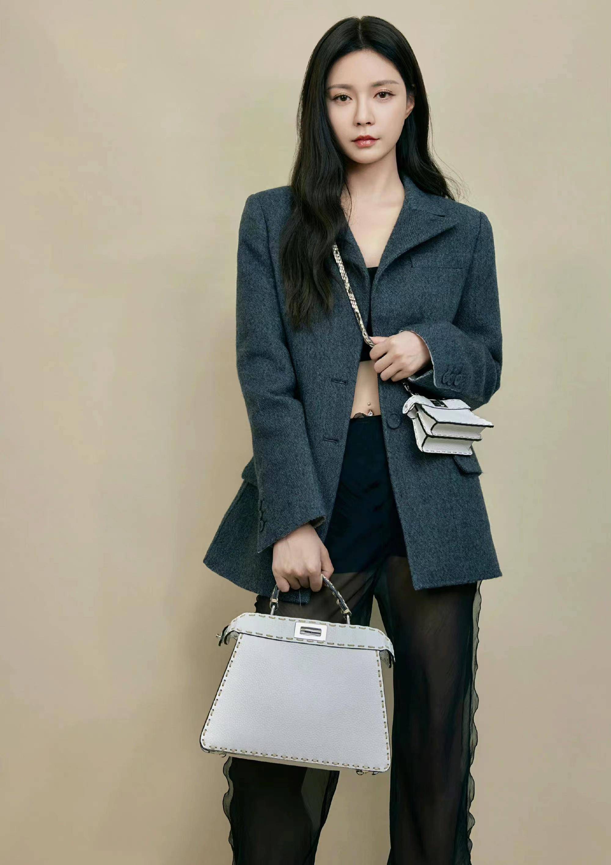 沈梦辰又要引领新时尚?穿西装搭配一条薄纱裤,时髦又显个性