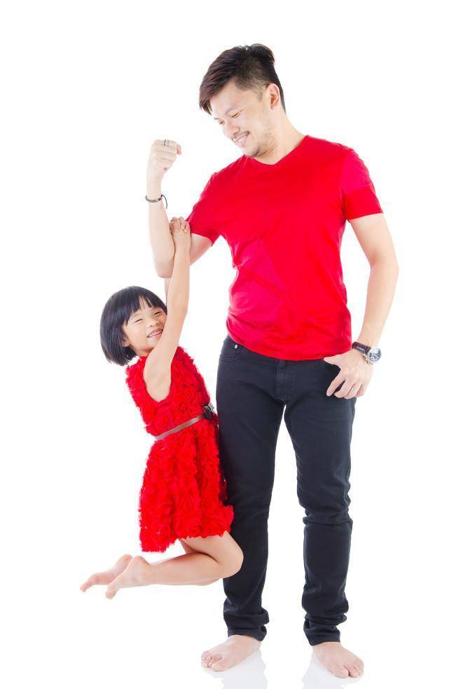 拉拉孩子的手,摸摸孩子的头,拍拍她的肩膀,都能传递爱和力量.