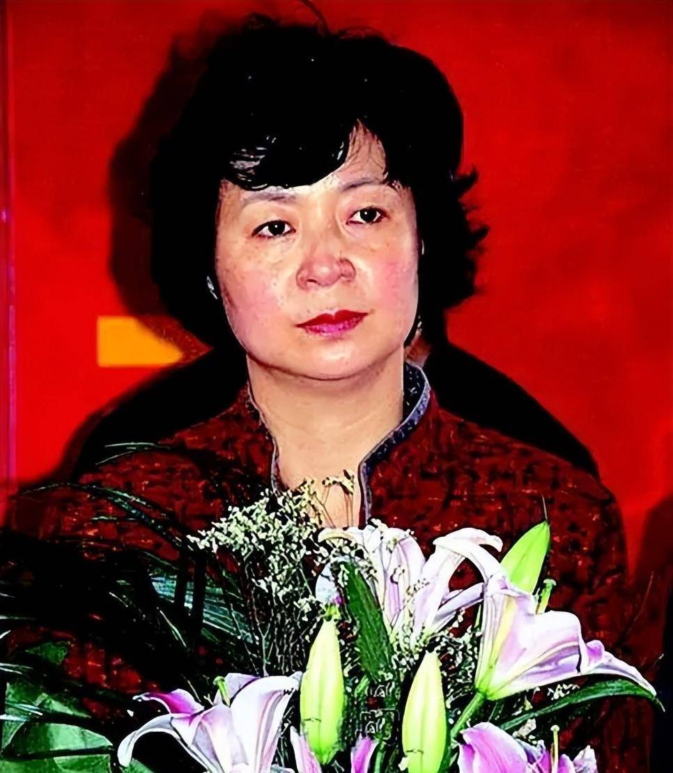 童玲可惜的是,在决赛中,曹燕华输给了队友童玲,没有拿到女子单打冠军