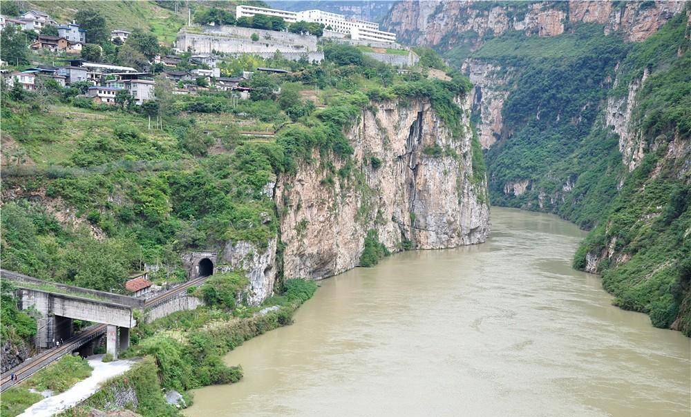 汉源深溪沟好壮美:大渡河峡谷一桥飞架,成昆铁路在绝壁穿行