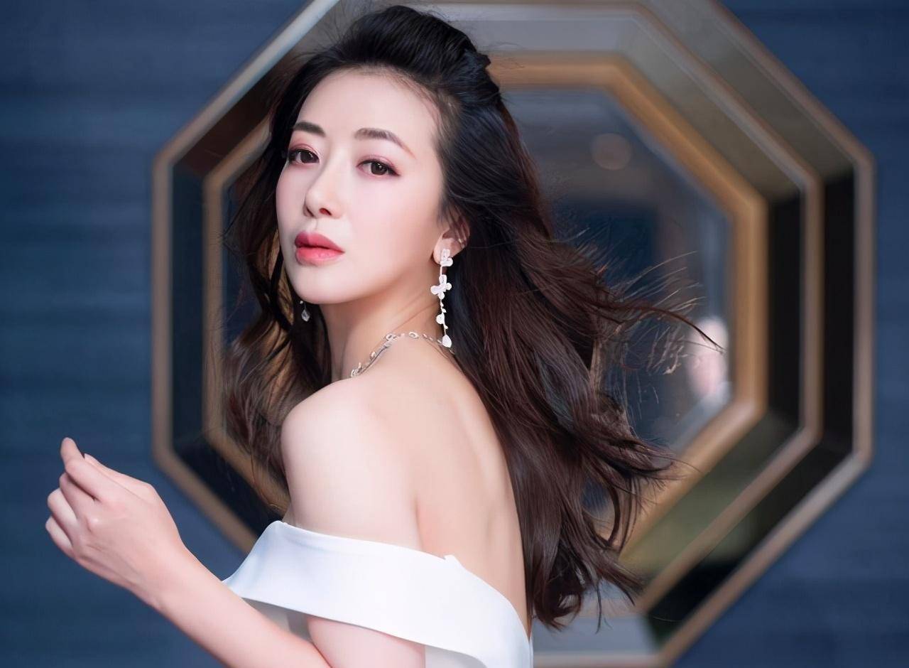 "古装剧女神"陈紫函:时尚极致撩人,让人不知往哪看_来自_图片_网络