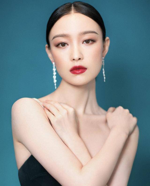 刘诗诗天鹅颈,倪妮直角肩,钟楚曦蝴蝶背,这才是气质美人_长裙_盛典