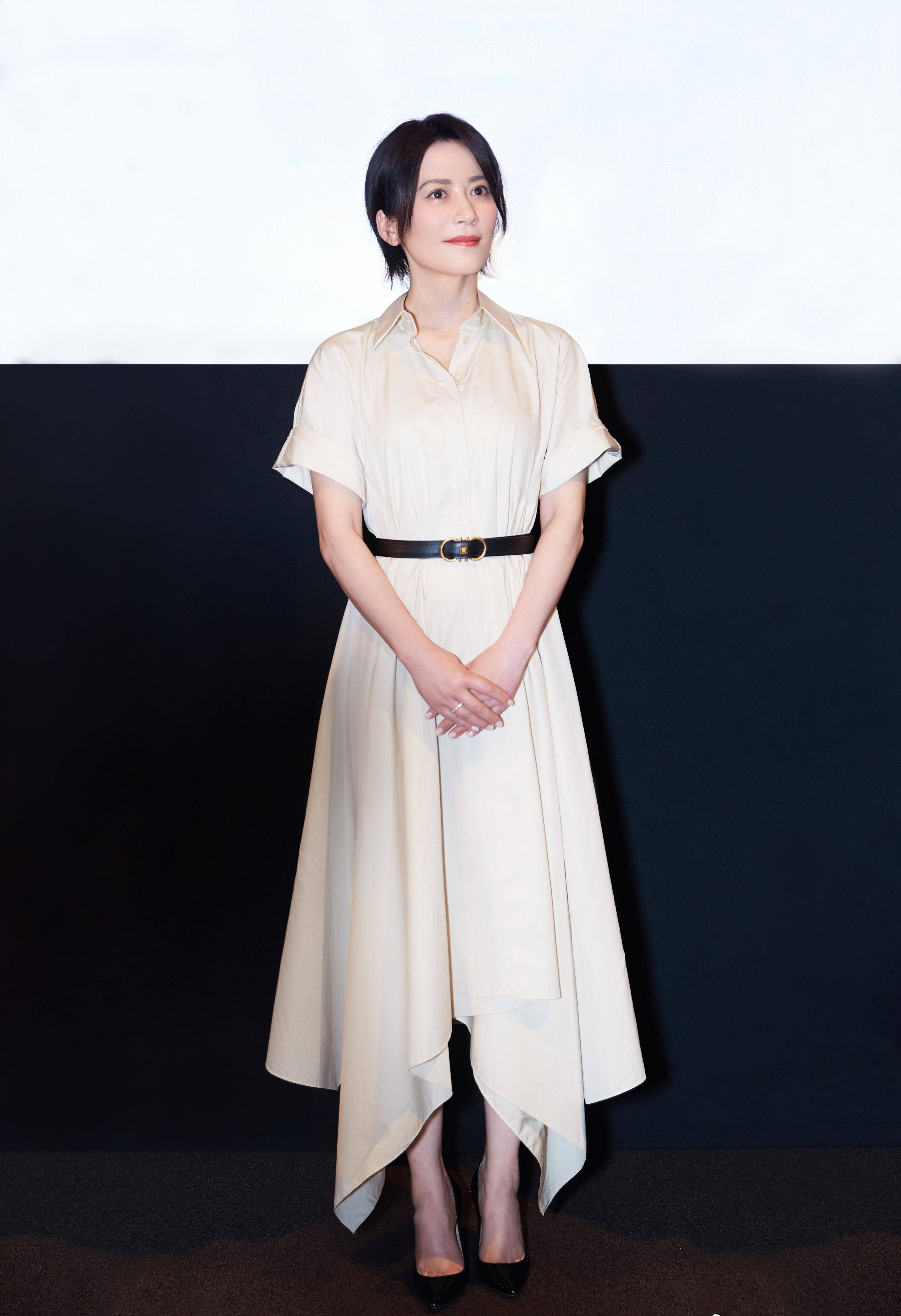 看了俞飞鸿,才知道什么叫做气质如兰,穿上素色衬衫裙优雅又大气_造型