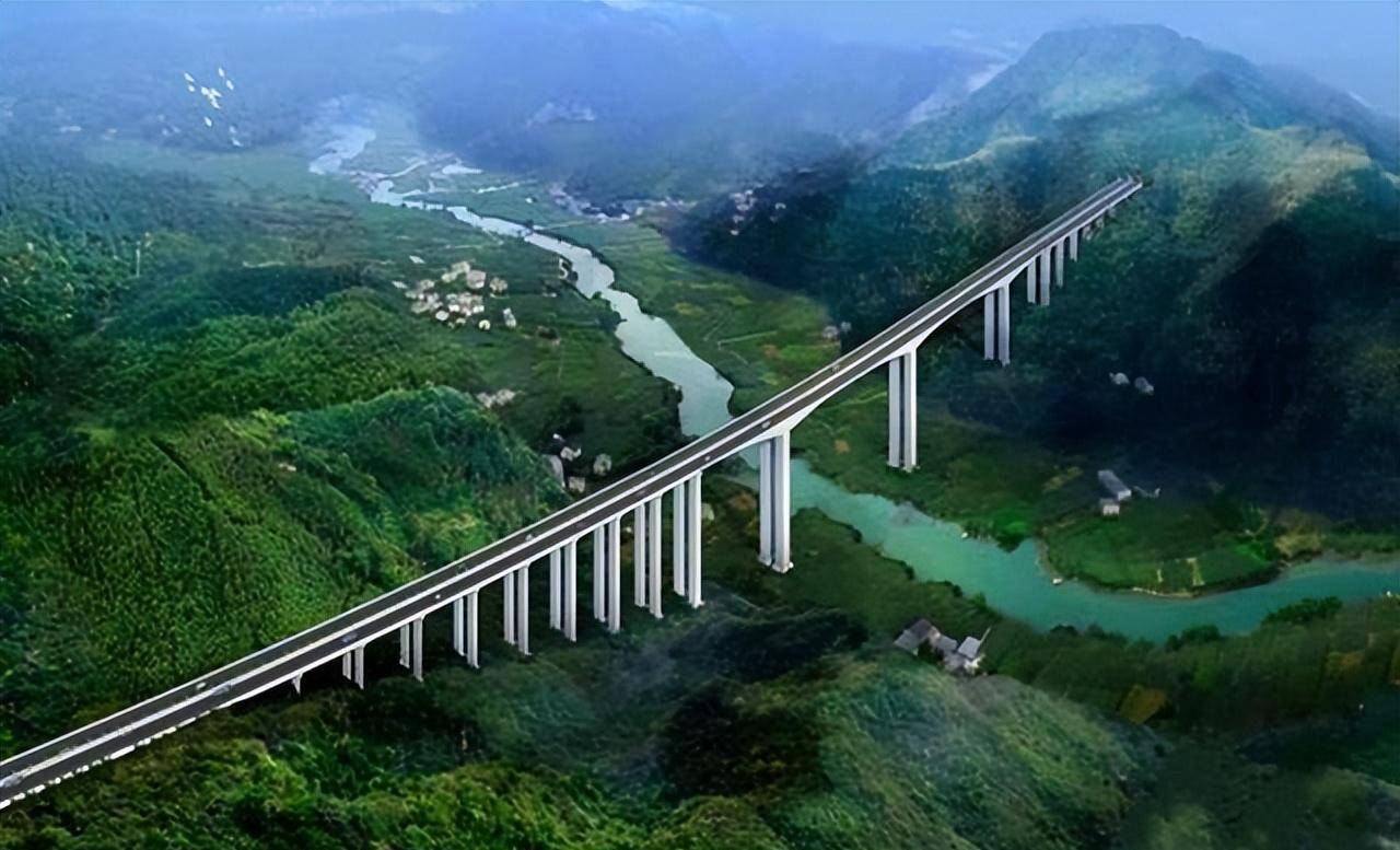 这条高速公路就是垫丰武高速公路,是一条从重庆垫江至丰都至武隆的