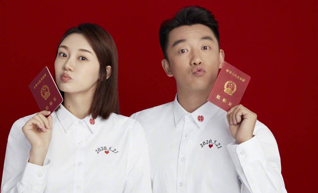 郑恺浪漫有情调官宣结婚,结婚合影穿白衬衫,领口"双喜"太甜了_苗苗高