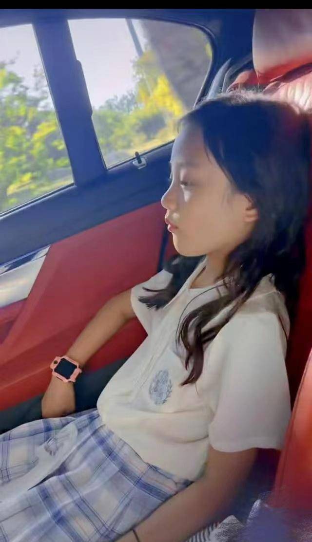 甜馨终于长大了,穿上jk很漂亮,白色衬衫温婉文静_李小璐_贾乃亮_视频