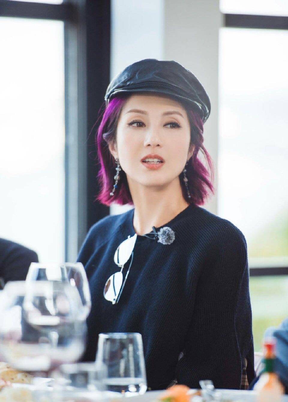 要不是看了《妻子的浪漫旅行》这个节目,会以为她就是电影里的余春娇.