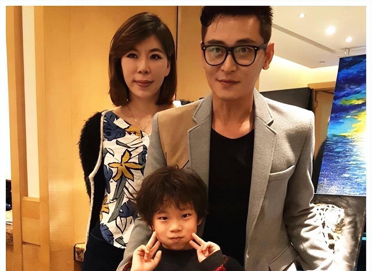 陈冠霖妻子谢欣谊接受媒体访问时则力挺老公:「大家都快50岁,不该再拿