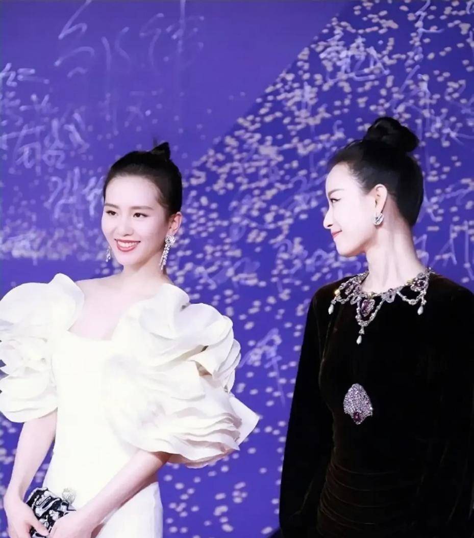 当刘诗诗倪妮同穿高定裙走红毯,终于见识到女性体态美的最高境界_衣服