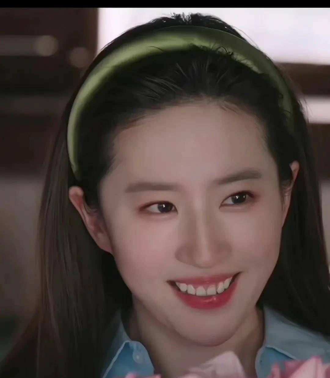 刘亦菲出发时装周,下半身消失,露出大长腿,被嘲腿粗好胖_小菲_网友