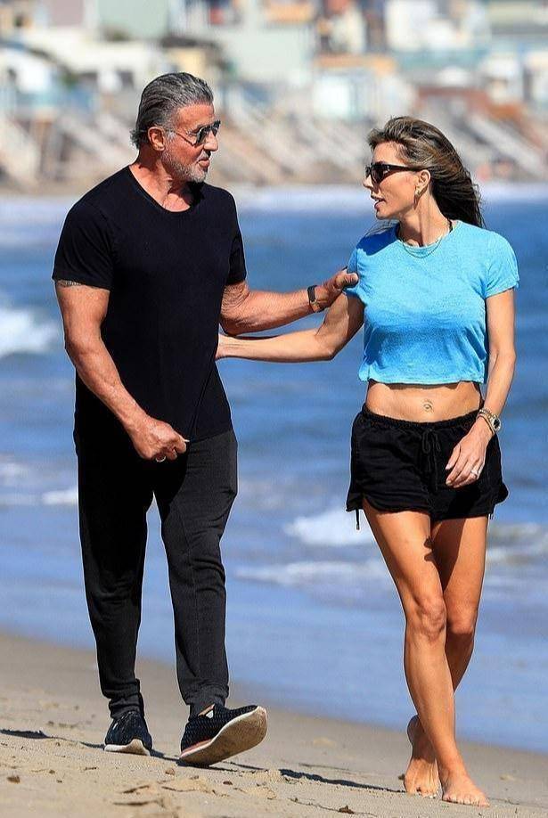 73岁史泰龙和娇妻海边度假!