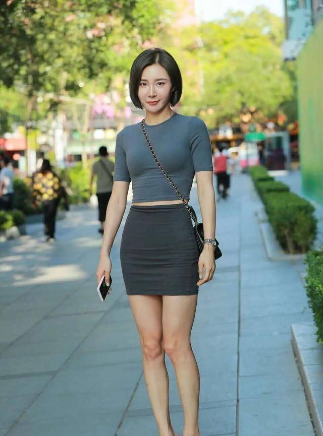 简洁好搭的连衣裙让时尚美女非常喜爱,显得腰细腿长,温柔得体_格子_显