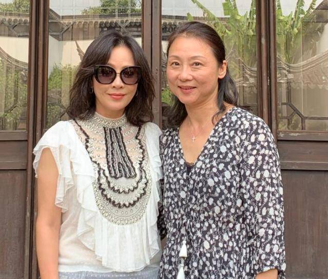 刘嘉玲探亲苏州老家,合影时举动尽显孝心,照片中亲人颜值成亮点_家人