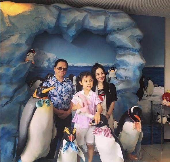 地气了,小璐妈妈在旁边好洋气,甜馨儿跟李小璐肤色完全两个极端的色系