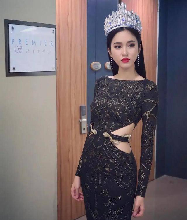 随后更是与张家辉拍摄过的大尺度写真照宝儿几乎真空上阵,表情妩媚.