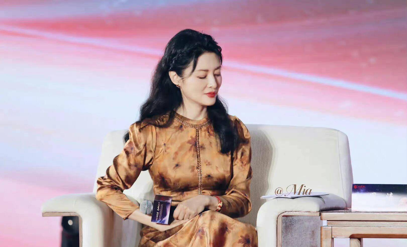 周涛让我知道,原来中年女人穿裙子可以这么"迷人"_造型_年纪_颜色