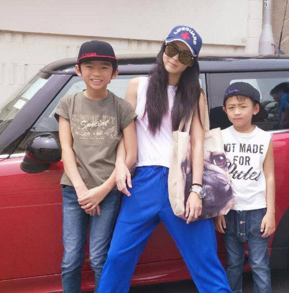 晒与长子亲密合照,被赞"整容式"长大,五官酷似谢霆锋_小林_lucas_孩子