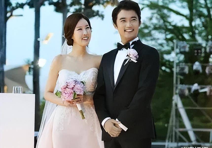 韩国顶流男星安在旭晒全家福送女上学,参加小学入学礼_女儿_妻子_崔贤