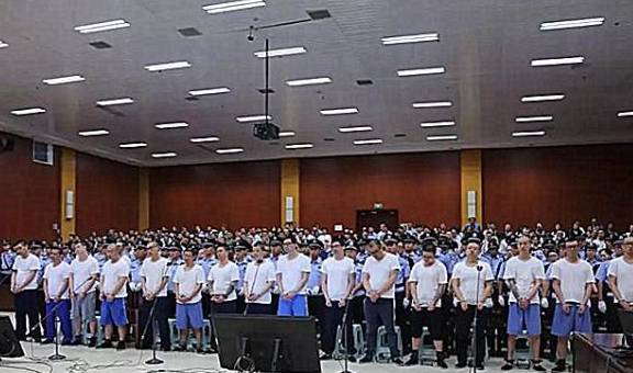 8月30日,山东莱州市法院依法对朱永君等31人黑社会性质组织一案公开