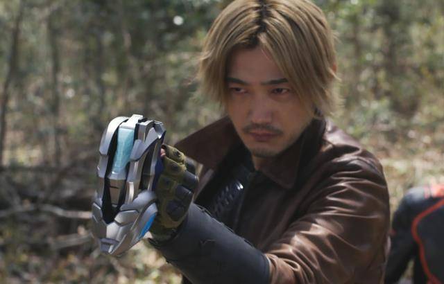 仁叔登场变身德凯奥特曼亚马逊拔刀流粉丝:建议用保温杯磕鸡蛋_操作