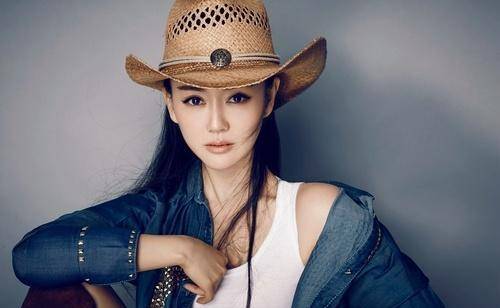 她颜值很高,爱上大15岁的二婚明星,认识三天就闪婚,今过成这样_张定涵