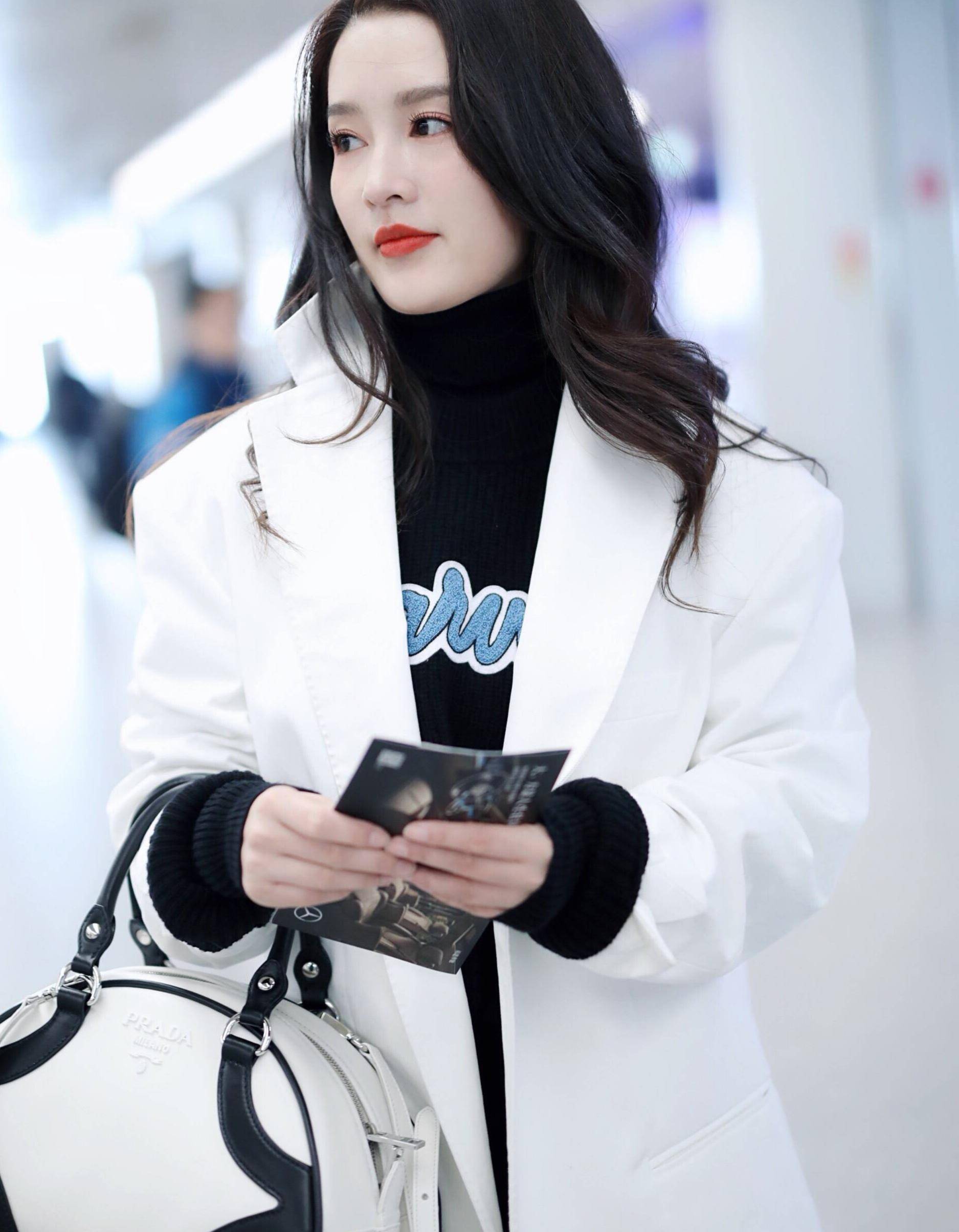 李沁《庆余年》见面会,大波浪搭配镂空针织裙温婉可人,港风来袭_黑色