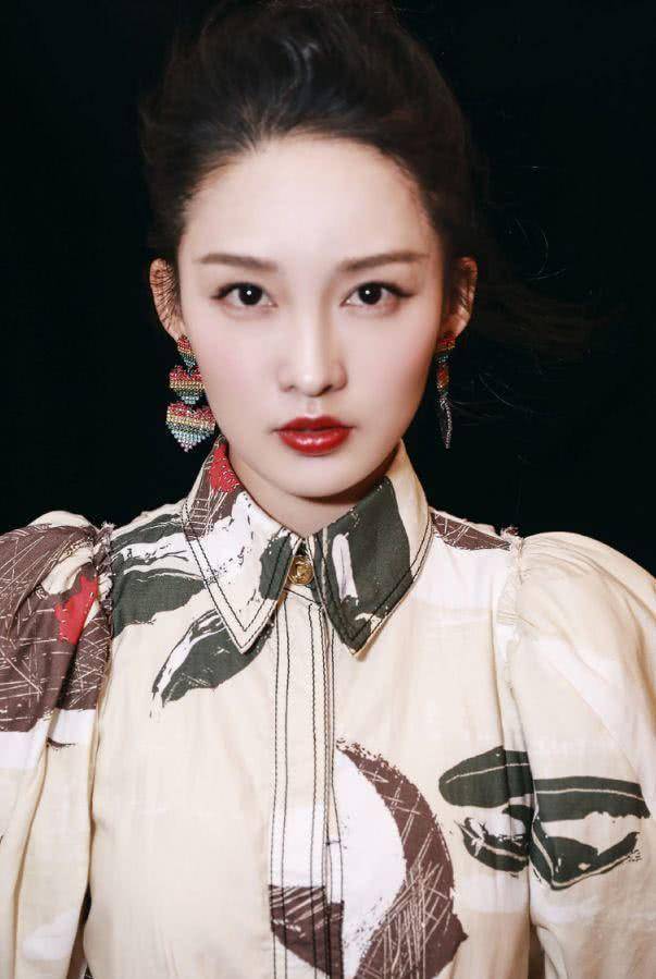 29岁李沁被路人怼脸拍,离开十级美颜后,太理解直男的审美了_感觉_样子