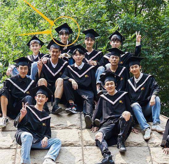 王俊凯回学校拍毕业照,稳居c位太耀眼,关晓彤素颜拍摄成赢家_样子
