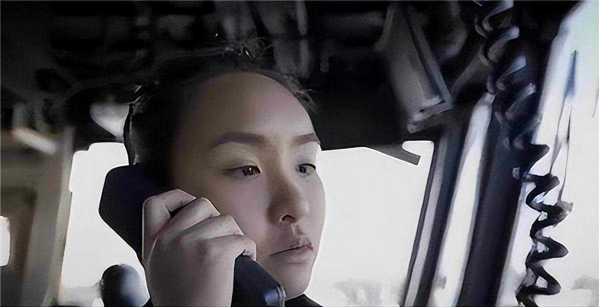 19年,华裔女兵郑浩儿在美舰上用中文"警告"我军