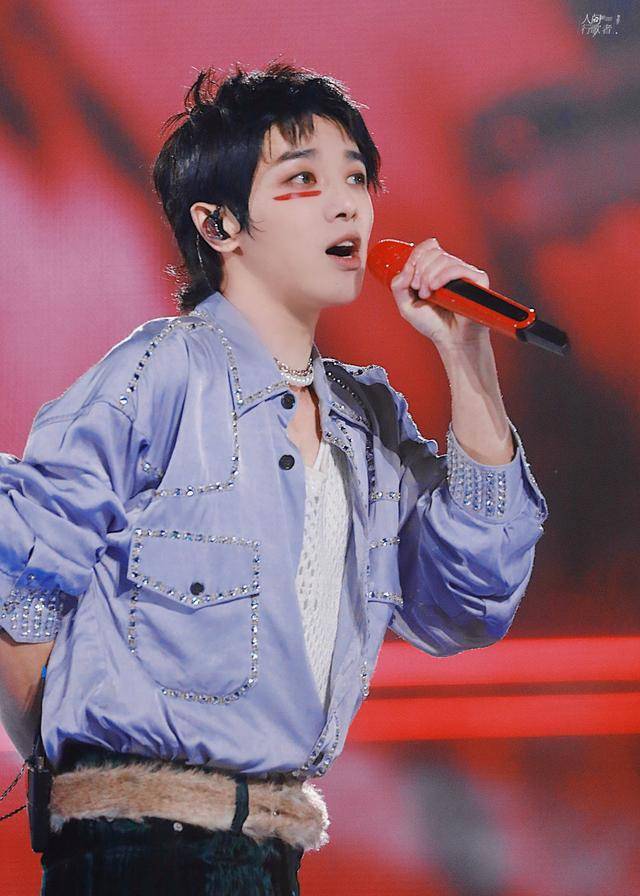 手舞足蹈我就知道那个夜晚注定是属于华晨宇的当《forforever》的旋律