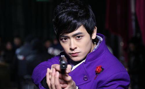 别说石头打飞机,给你两把枪,你都不一定能打得到飞机,很多的电视剧,就