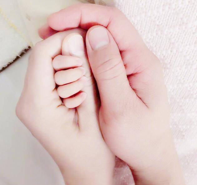 晒一家三口握手照温馨甜蜜,网友却关心孩子长相_李亚男_身高_妈妈