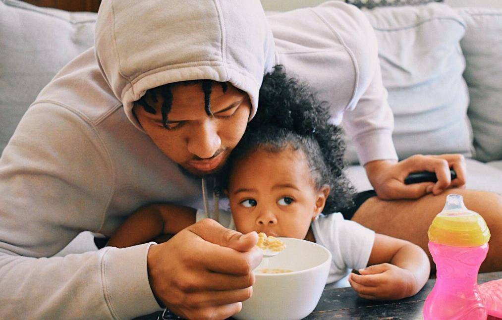 手握9位数合同,前任消失,nba苦命状元郎_坎宁安_活塞_女儿