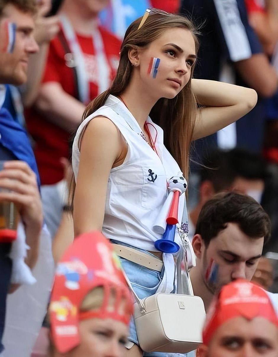 足球无国界,让我们一起欣赏下各国美女球迷,球技不足,颜值来凑_梅西