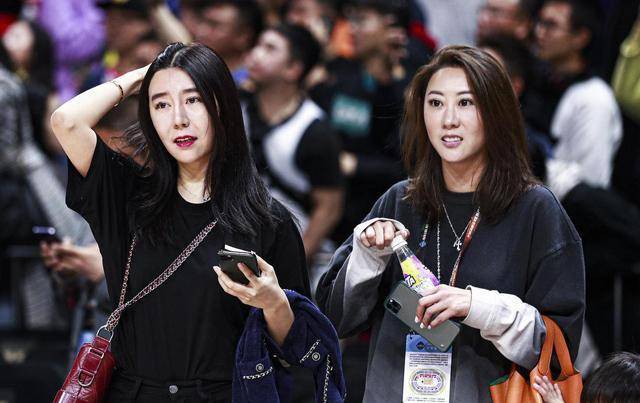 cba球员太太团全明星同台pk,陈露大胆打扮力压张常宁_孙悦_球迷_气质