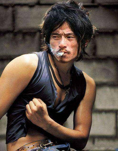 给妻子孩子一个有保障的家庭,二十多岁的犀利哥就外出打工