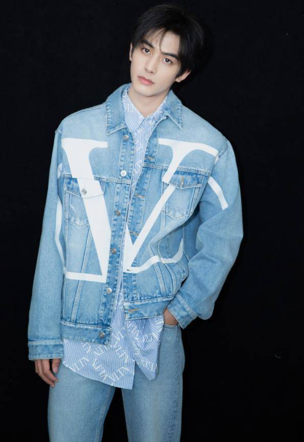 宋威龙男友打扮上线,"暖潮酷"风格更有魅力,触及女生心动_白色_时尚