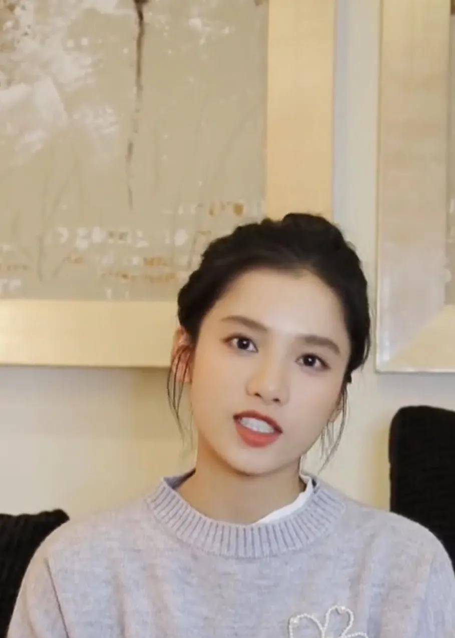 她与王中磊之女王文也两人是闺蜜,两人关系十分要好,经常在网上晒出
