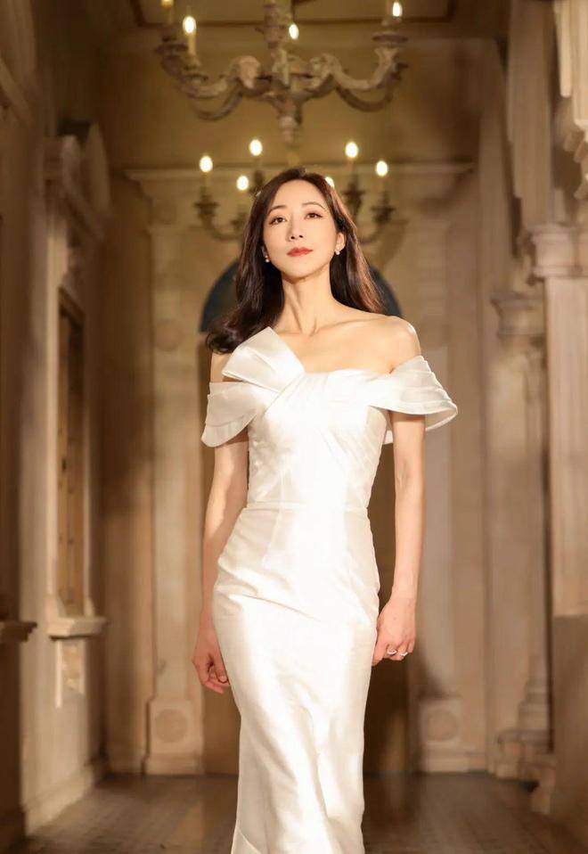 韩雪属于知性优雅型女子,瓜子脸,皮肤白皙,中量感,偏静,所以一般她