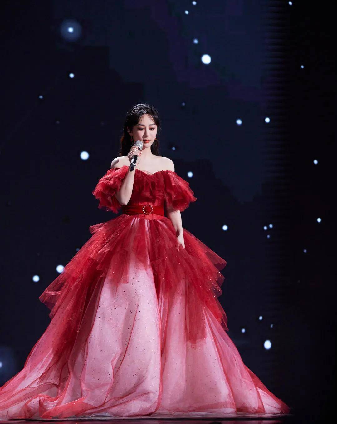 杨紫又又唱歌啦,昨晚就是紫·公主_紫姐_裙子_视频